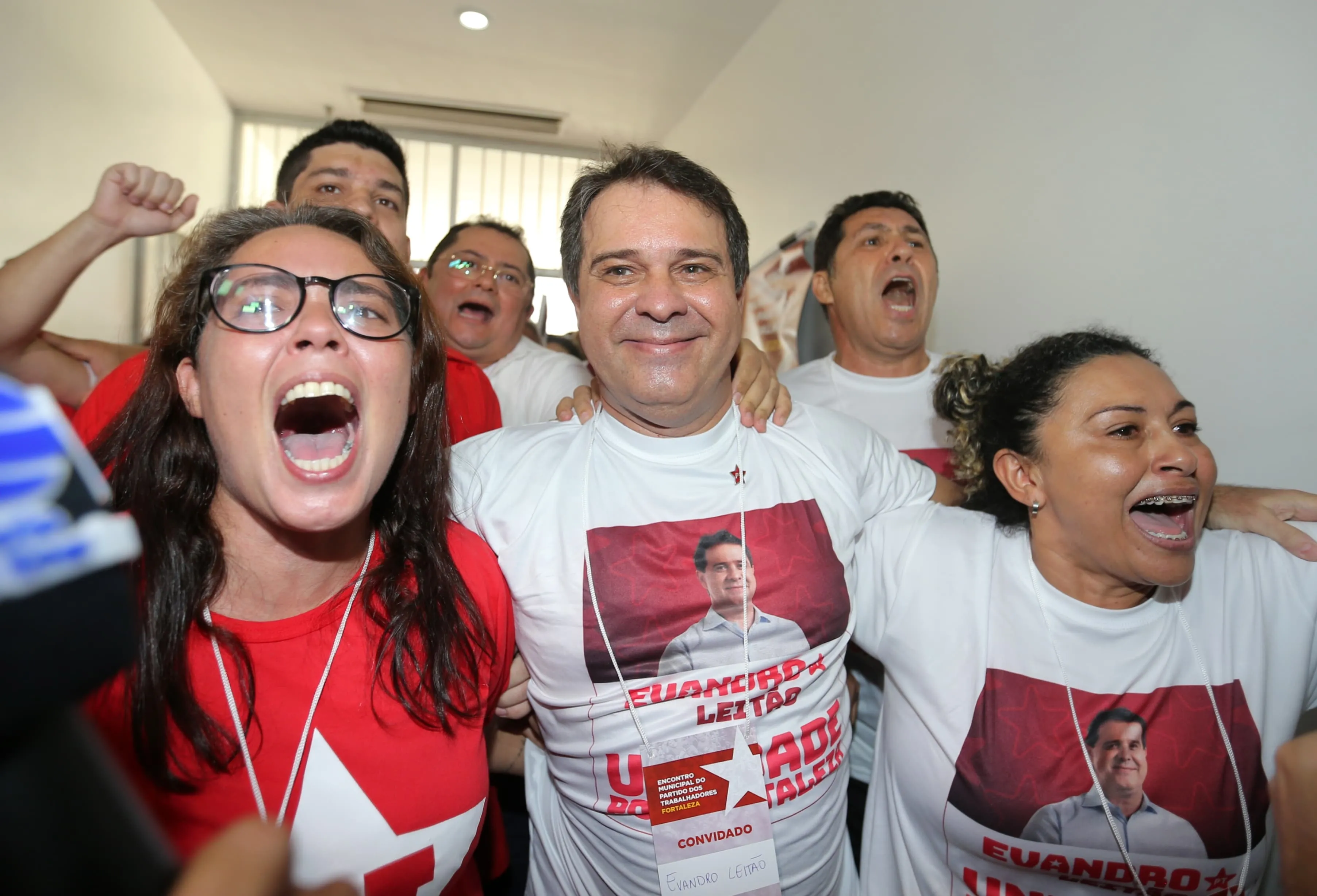 Evento que legitimou escolha do parlamentar como representante do PT aconteceu em um hotel na Beira-Mar.