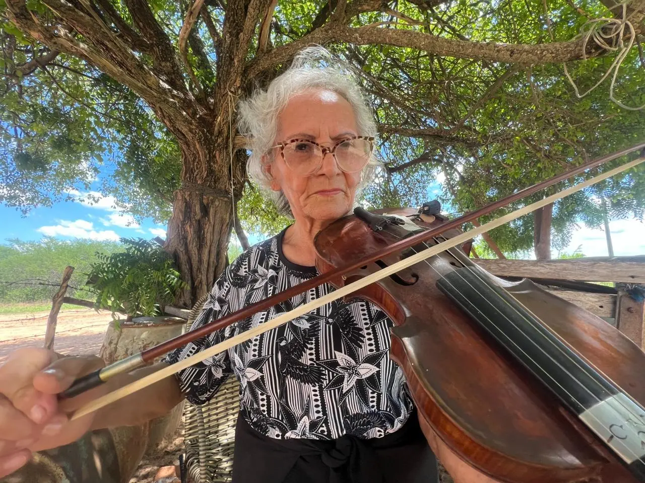 Imagem da notícia: Como vive a única mulher rabequeira do Ceará