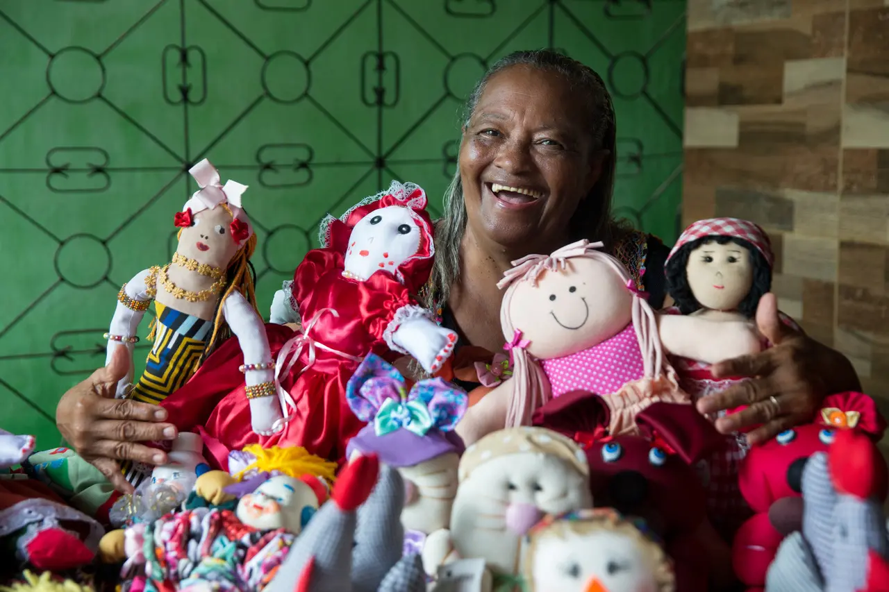 Imagem da notícia: Artesã indígena de Caucaia supera depressão com negócio de bonecas de pano: 'Já me salvou'