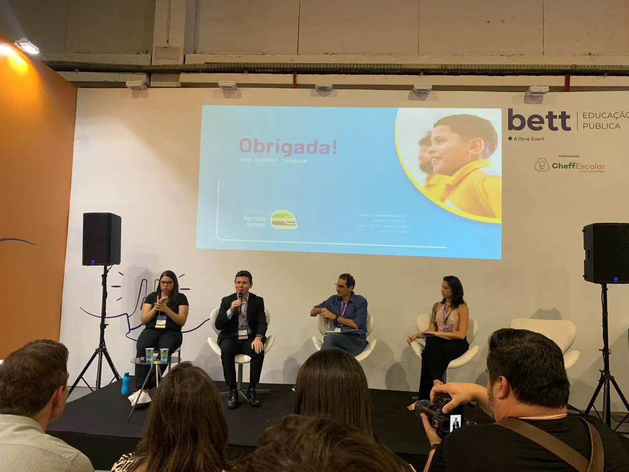 Os achados do estudo foram apresentados na Bulgária, pela manhã e à tarde no Brasil, na Bett Brasil 2024, maior evento de inovação e tecnologia para Educação na América Latina, que ocorreu em São Paulo