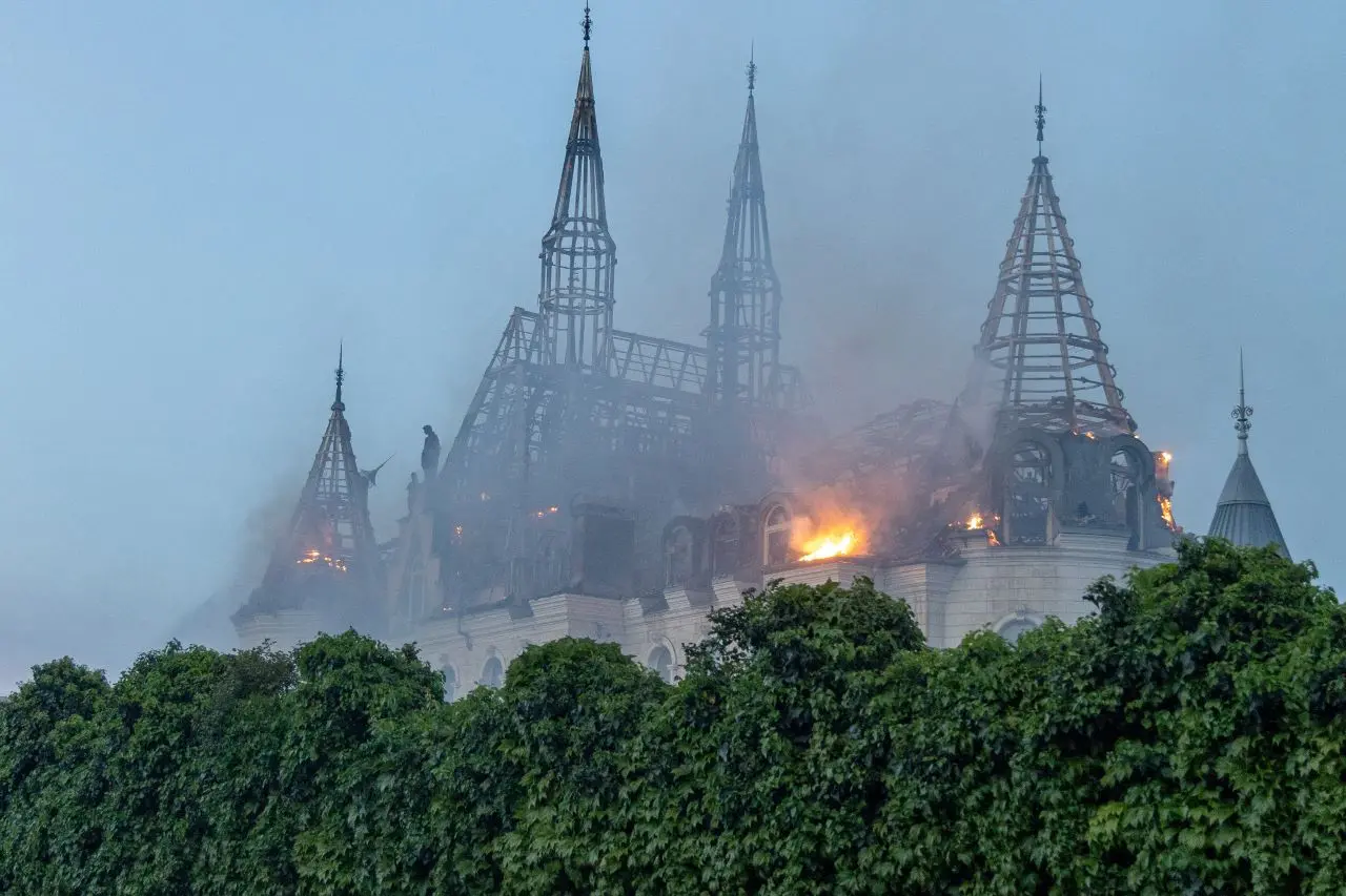 Imagem da notícia: Prédio conhecido como 'castelo do Harry Potter' é destruído por ataque russo na Ucrânia; veja vídeo