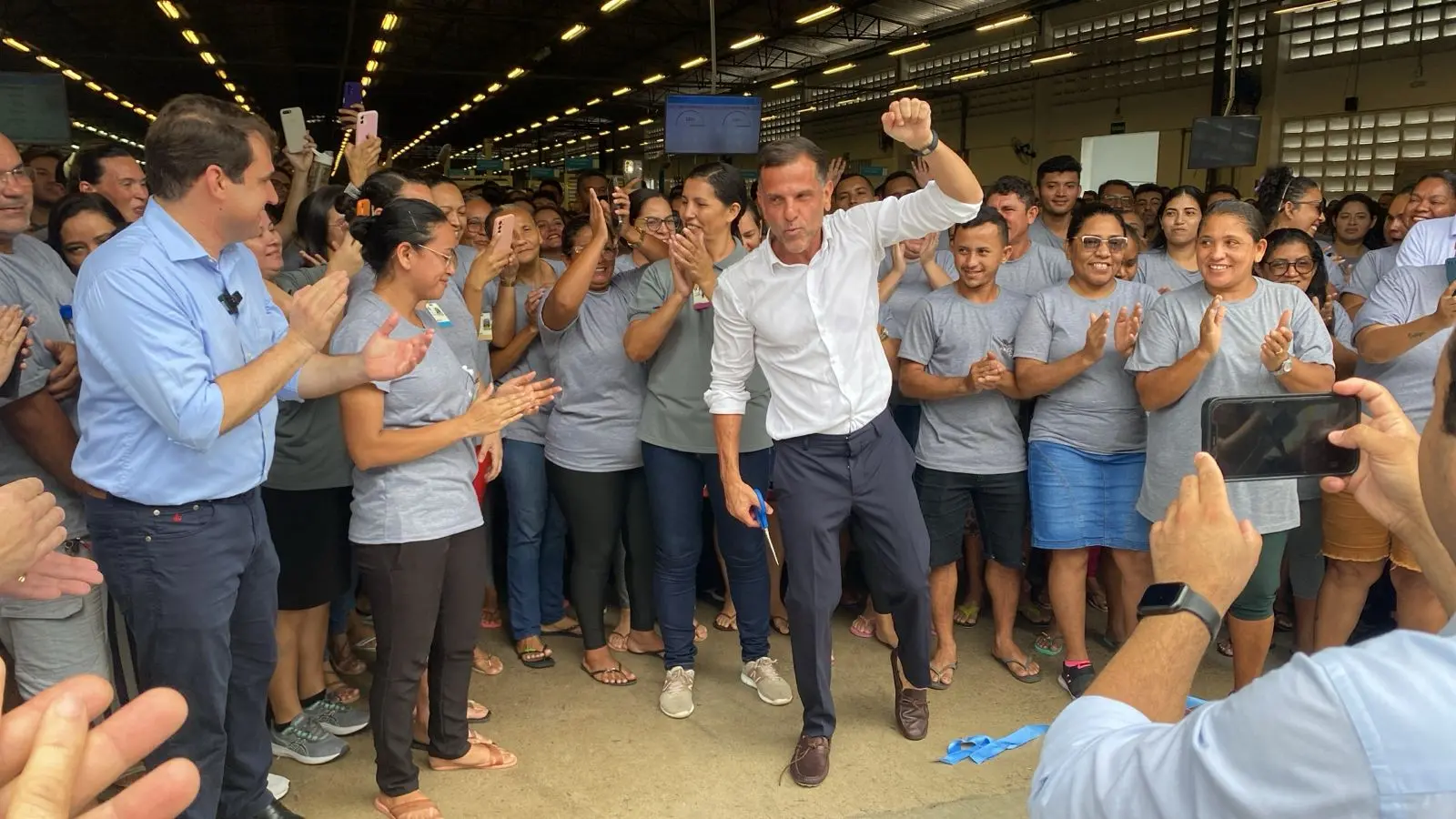 Imagem da notícia: Arezzo atribui vinda para o Ceará às orações dos desempregados da Paquetá: 'Foi a luta de vocês'