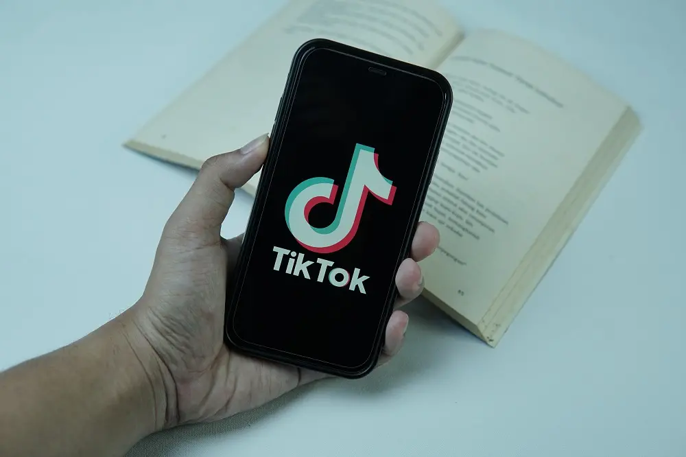 Imagem da notícia: Dia da Literatura Brasileira: um guia para estimular a leitura sem sair do Tik Tok