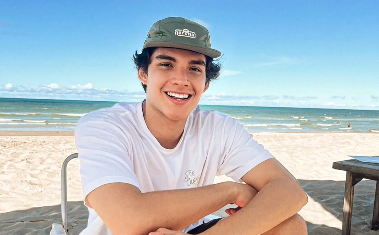 Imagem da notícia: Filho de Tom Barros, Gabriel Almeida faz sucesso nas redes sociais com vídeos de humor
