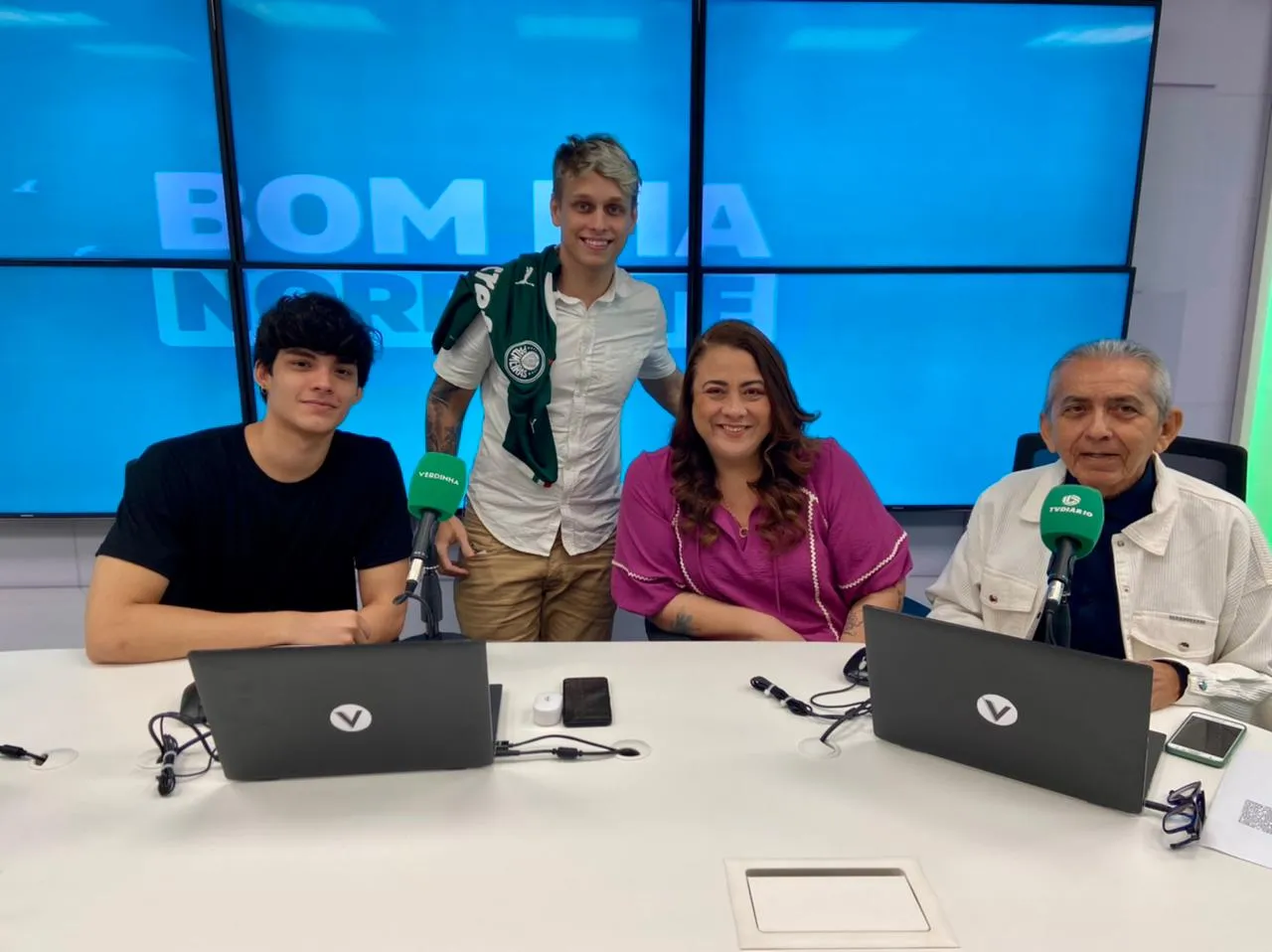 Gabriel, Vini, a jornalista Daniella de Lavôr e Tom Barros no estúdio da Verdinha