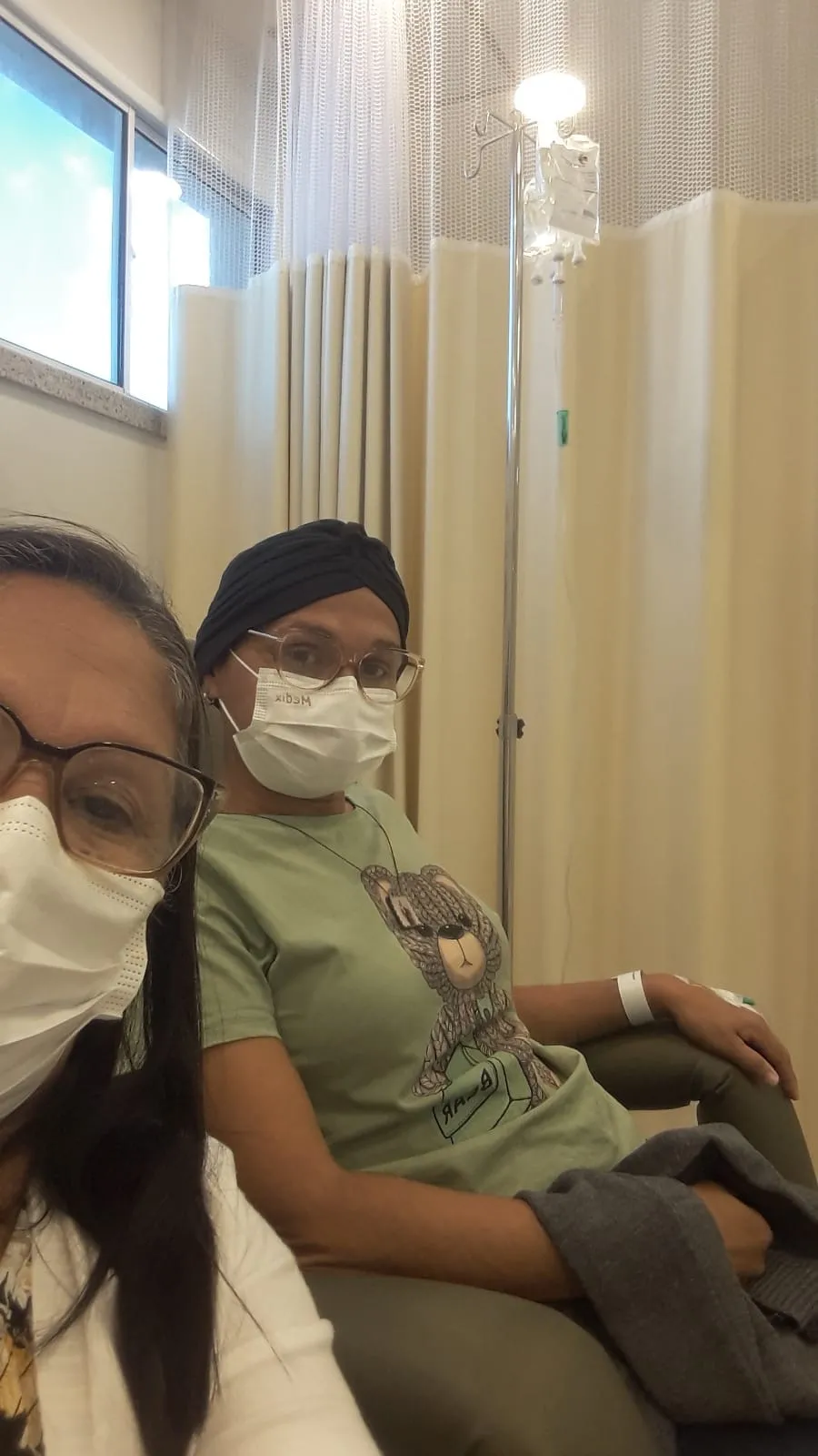 Erika costuma ser acompanhada por familiares durante os ciclos de quimioterapia