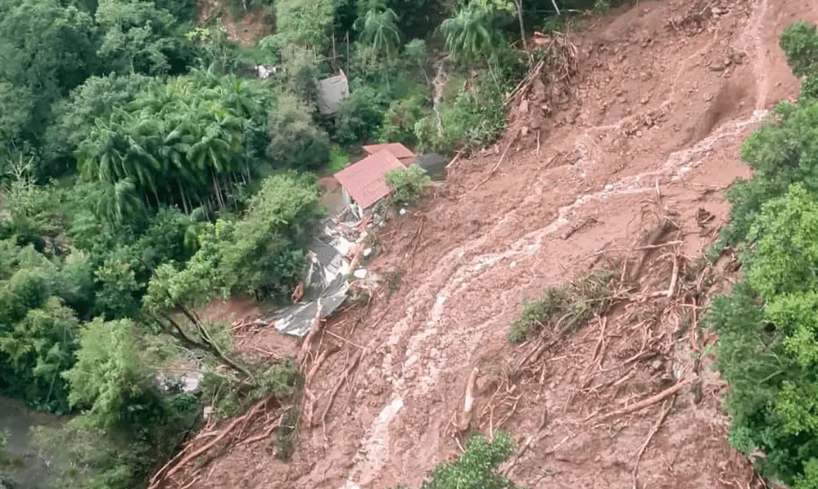 Imagem da notícia: Lula visita o Rio Grande do Sul após temporais; chuva já deixou 10 mortos e 21 desaparecidos 