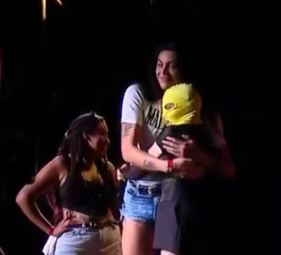 Madonna e Pabllo Vittar se abraçaram durante ensaio