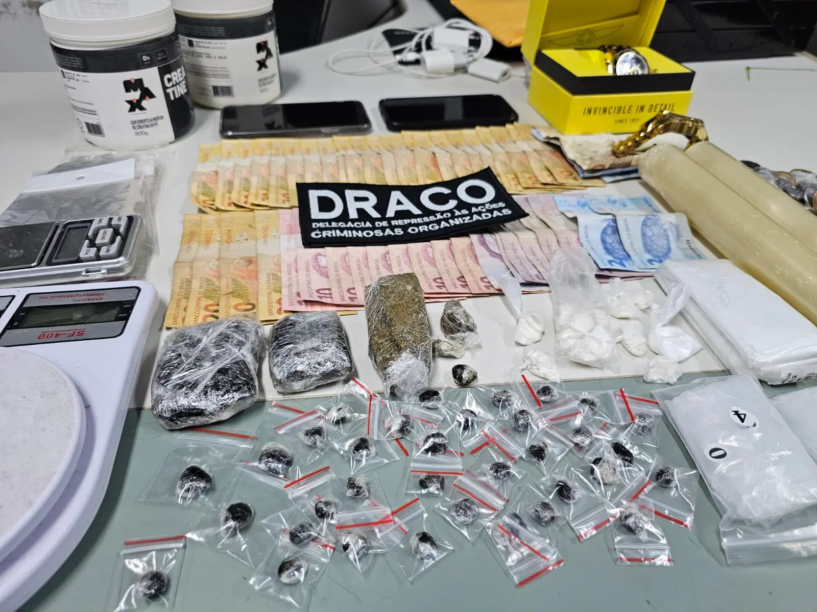 Imagem da notícia: Polícia prende 9 pessoas e bloqueia R$ 500 mil em operação contra tráfico em Fortaleza e RMF