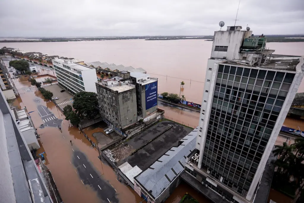 Imagem da notícia: Famosos fazem doações e pedem ajuda após chuvas atingirem o RS: 'Vamos nos colocar no lugar'