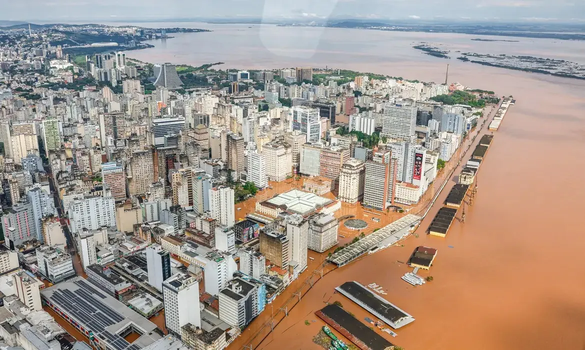 Vista aérea de Porto Alegre. Diversas ruas, avenidas e estabelecimentos foram alagados com o aumento do volume da água do lago Guaíba