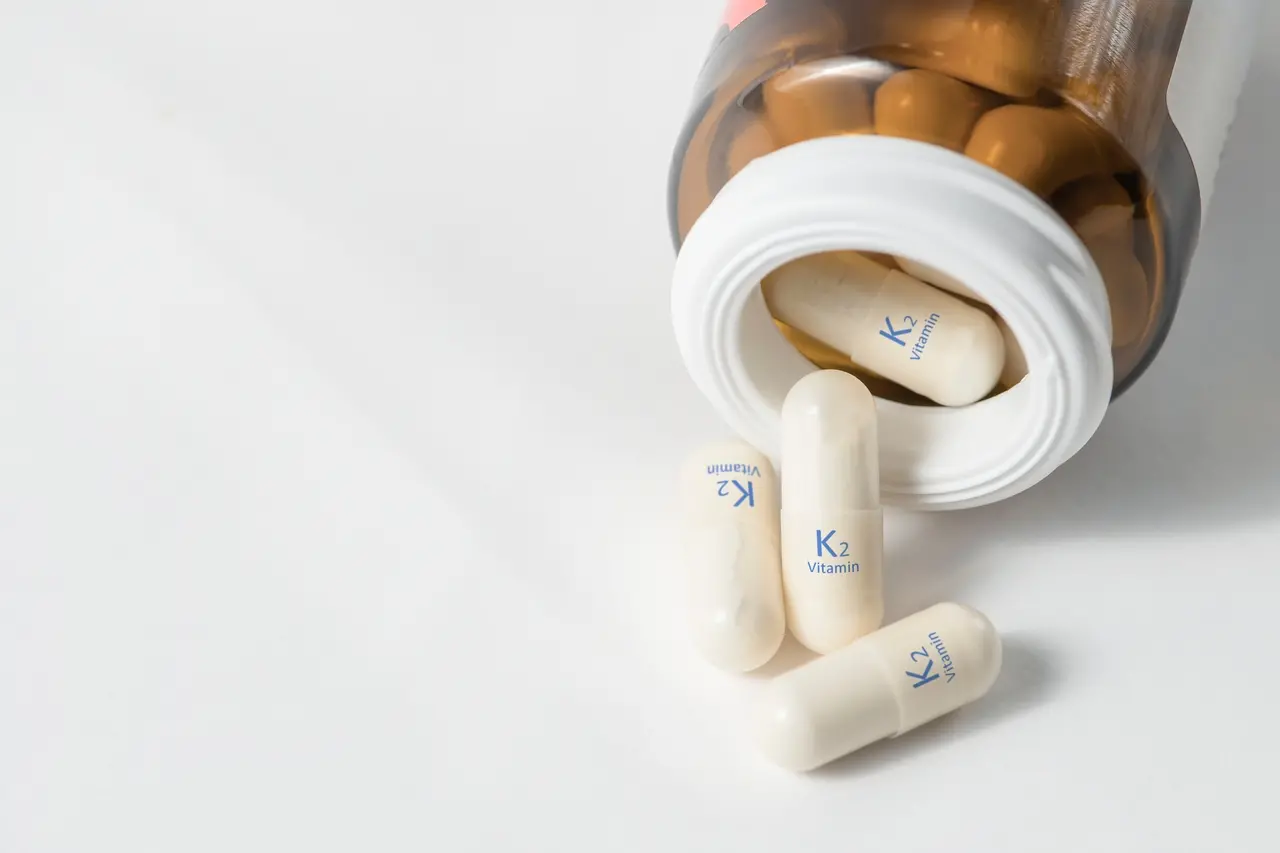 Imagem mostra frasco com capsulas de vitamina k2. Vitamina K2 engrossa sangue? Especialista explica função e lista perigos do nutriente