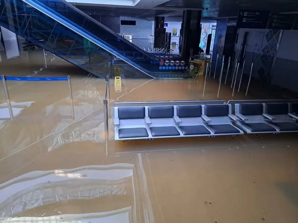 Imagem da notícia: Como ficou o Aeroporto de Porto Alegre após enchente no RS? Veja imagens