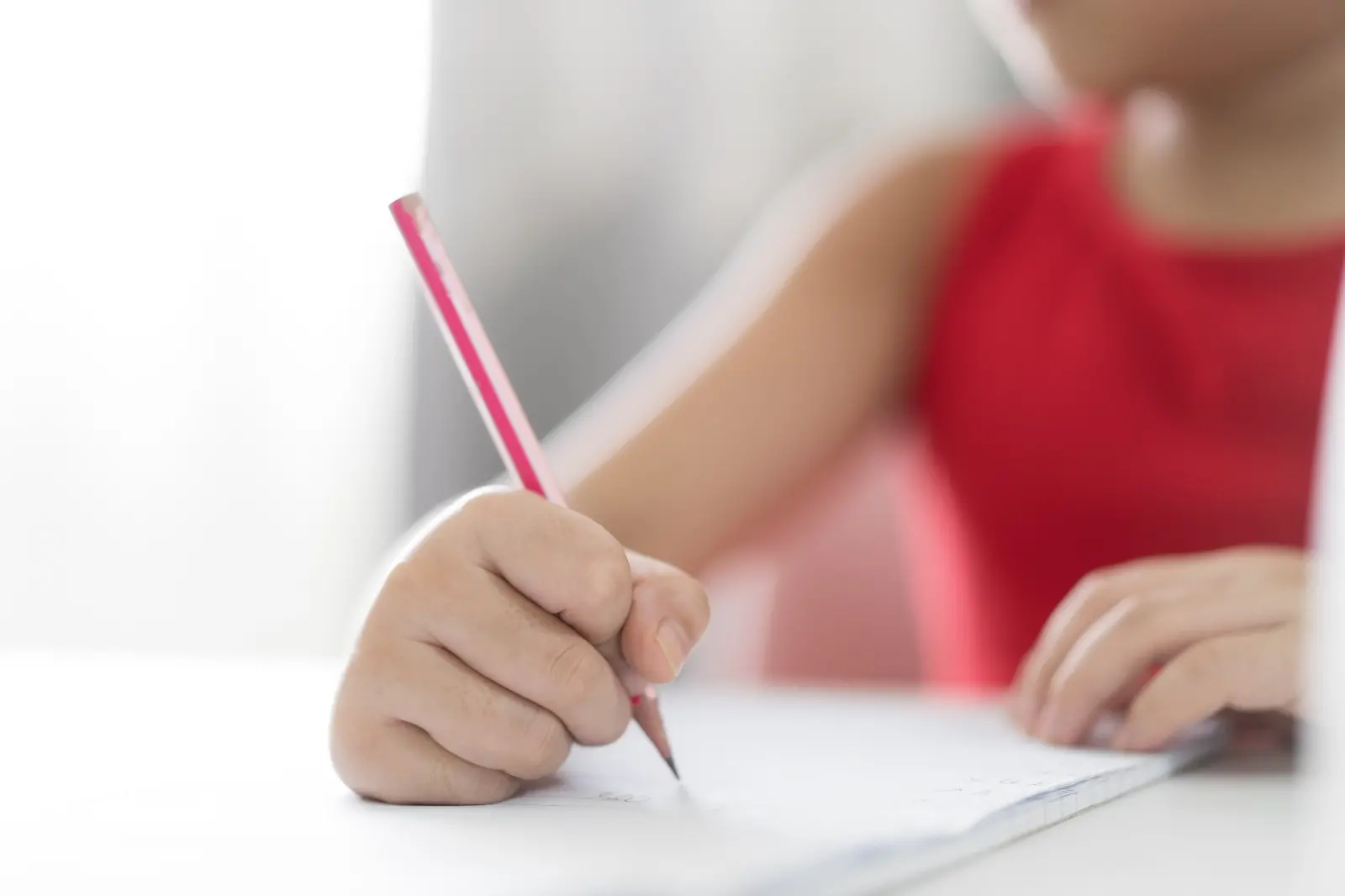 Imagem da notícia: Menina de 9 anos denuncia abusos do padrasto em carta deixada na bolsa da mãe