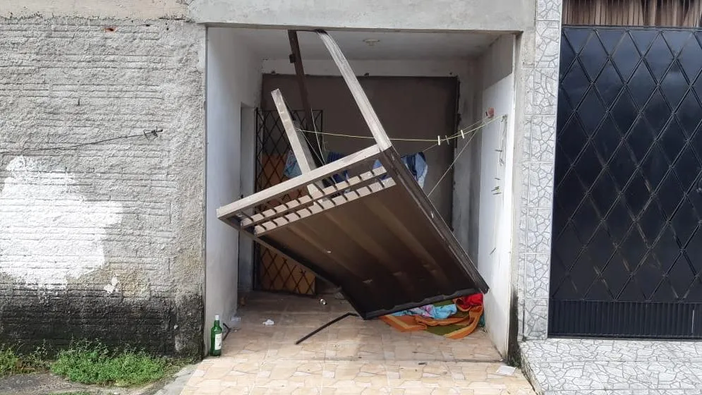 As vítimas estavam em um imóvel quando foram surpreendidas por criminosos que bateram um veículo contra o portão e depois arrombaram o local com uma marreta