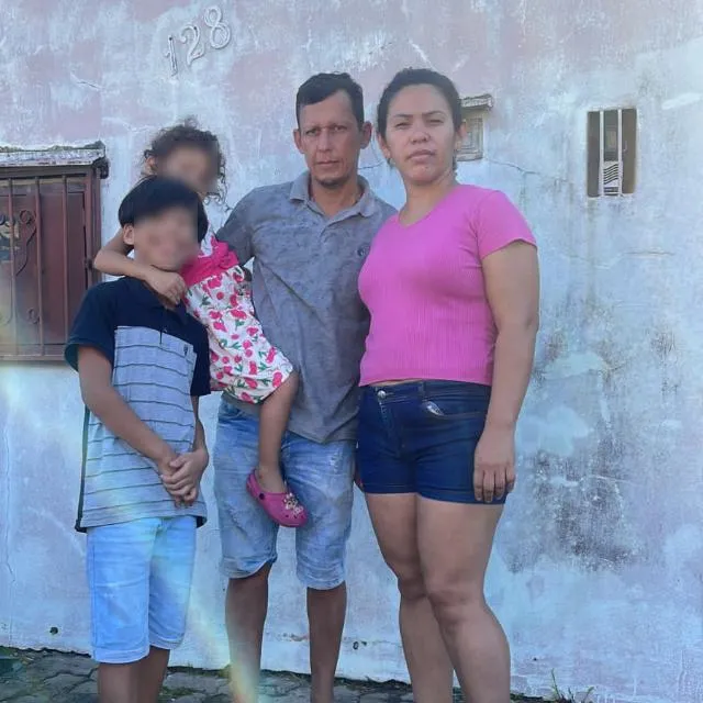 Moésio, a esposa e os filhos precisaram sair de casa diante das enchentes