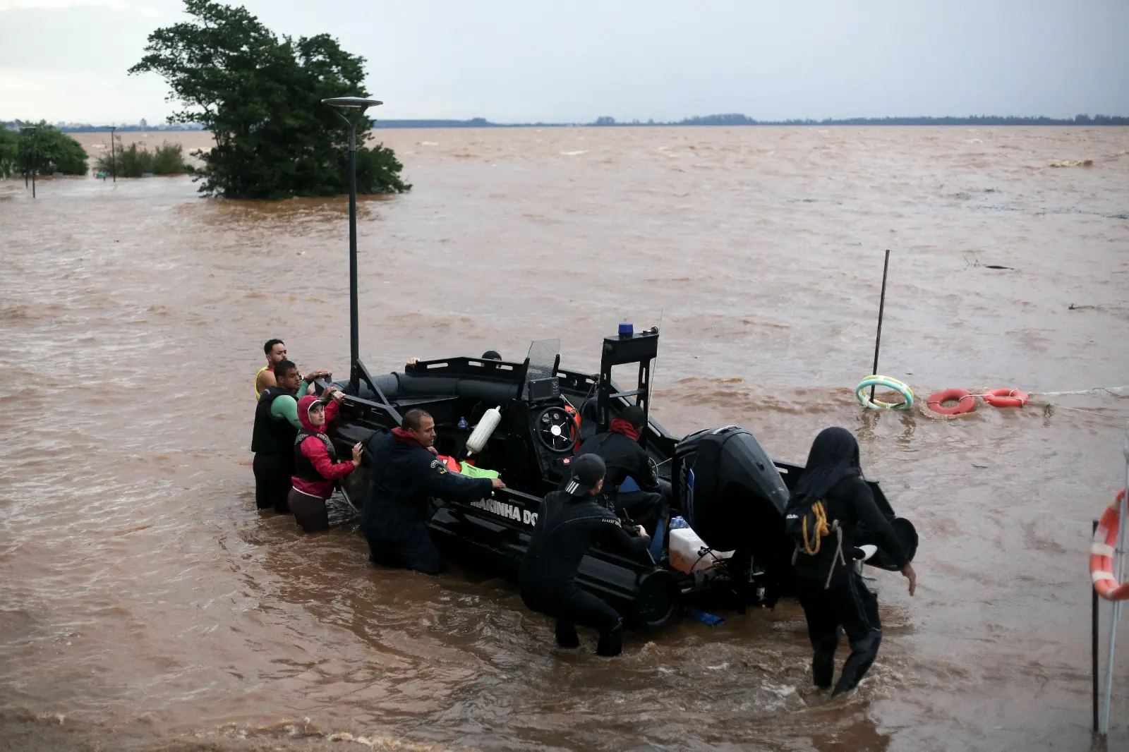 Imagem da notícia: Trabalhos de resgate em Porto Alegre são retomados após trégua de chuva