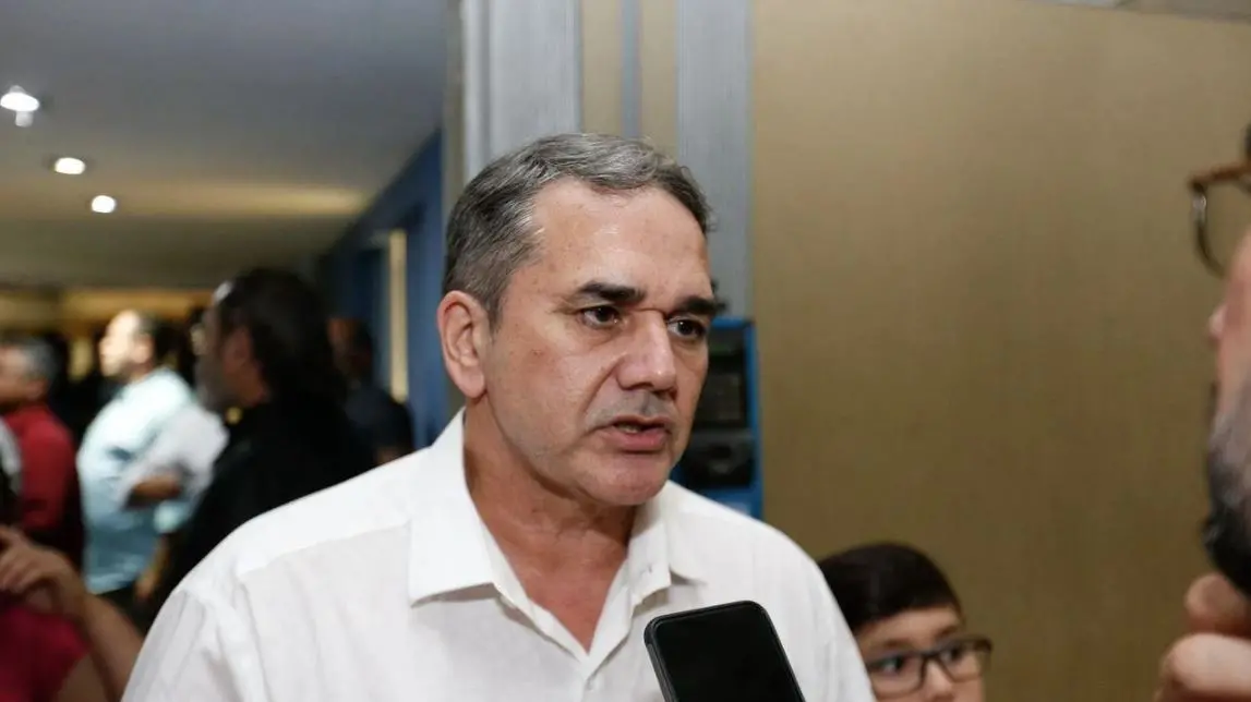 Imagem da notícia: Ex-policial militar Cabo Sabino é condenado por liderar motim de agentes de segurança do CE em 2020
