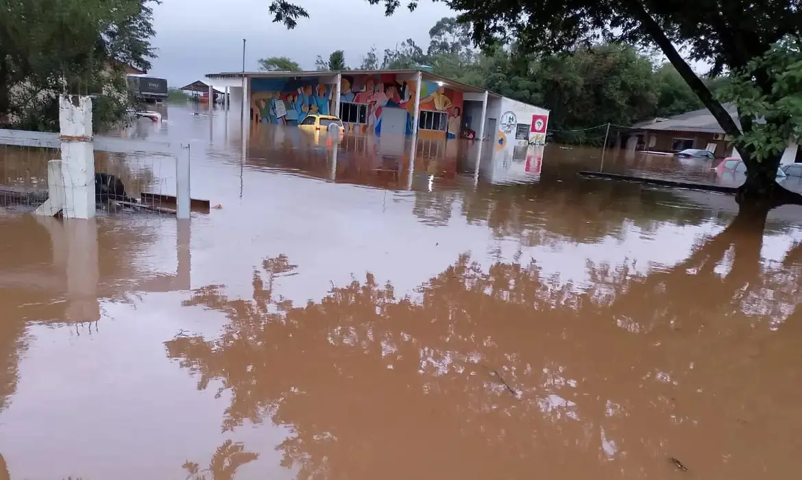 Imagem da notícia: Saque FGTS Calamidade é liberado para atingidos por catástrofe no RS; veja como solicitar
