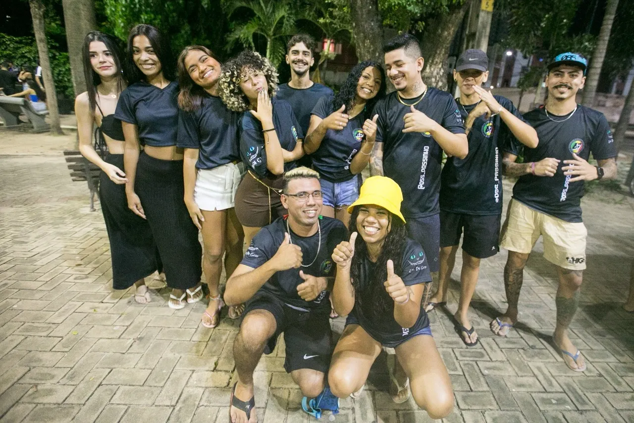 Parte da equipe OSS Passinho. Na frente, os irmãos Bully (diretor do projeto) e Inara (coordenadora)