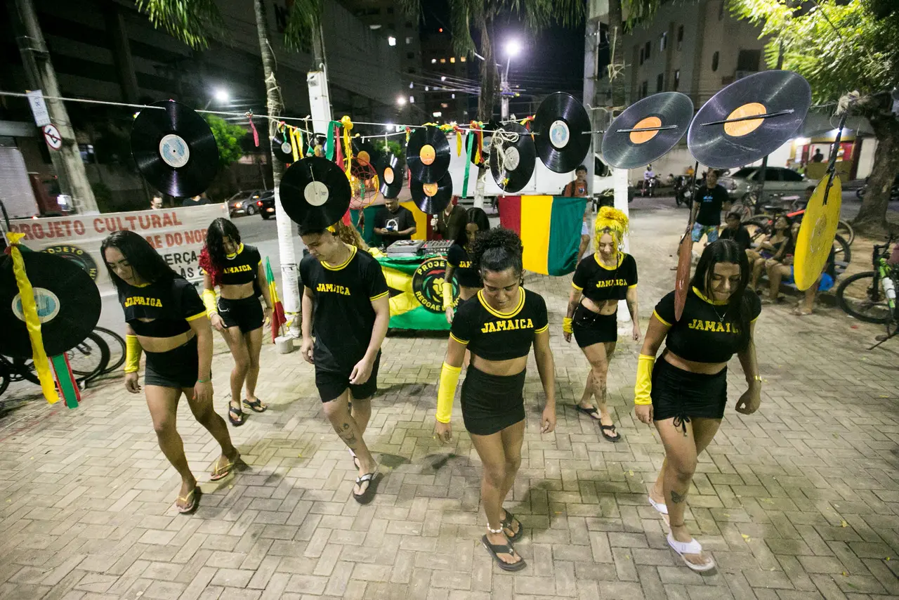 Imagem da notícia: Reggae do passinho: conheça estilo de dança cearense que movimenta praças e festas de Fortaleza