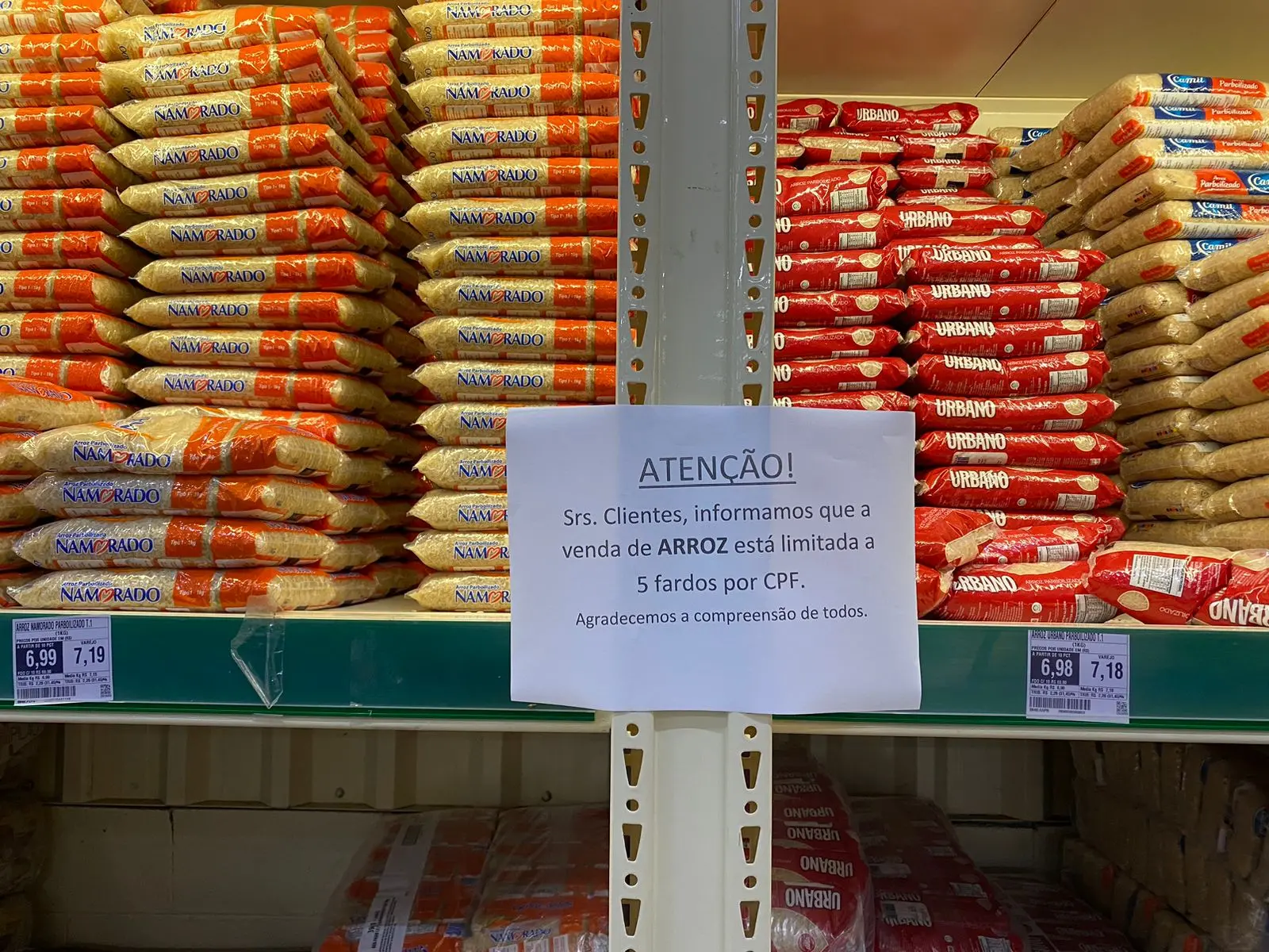 Imagem da notícia: Mesmo sem risco iminente de falta, supermercados de Fortaleza limitam a venda e sobem preço do arroz