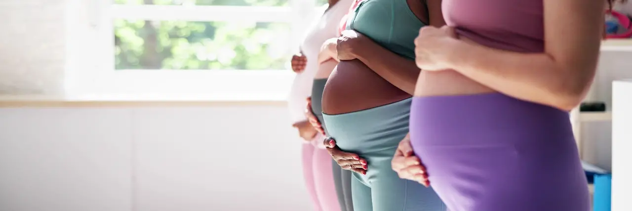 Imagem de várias barrigas de mães diferentes