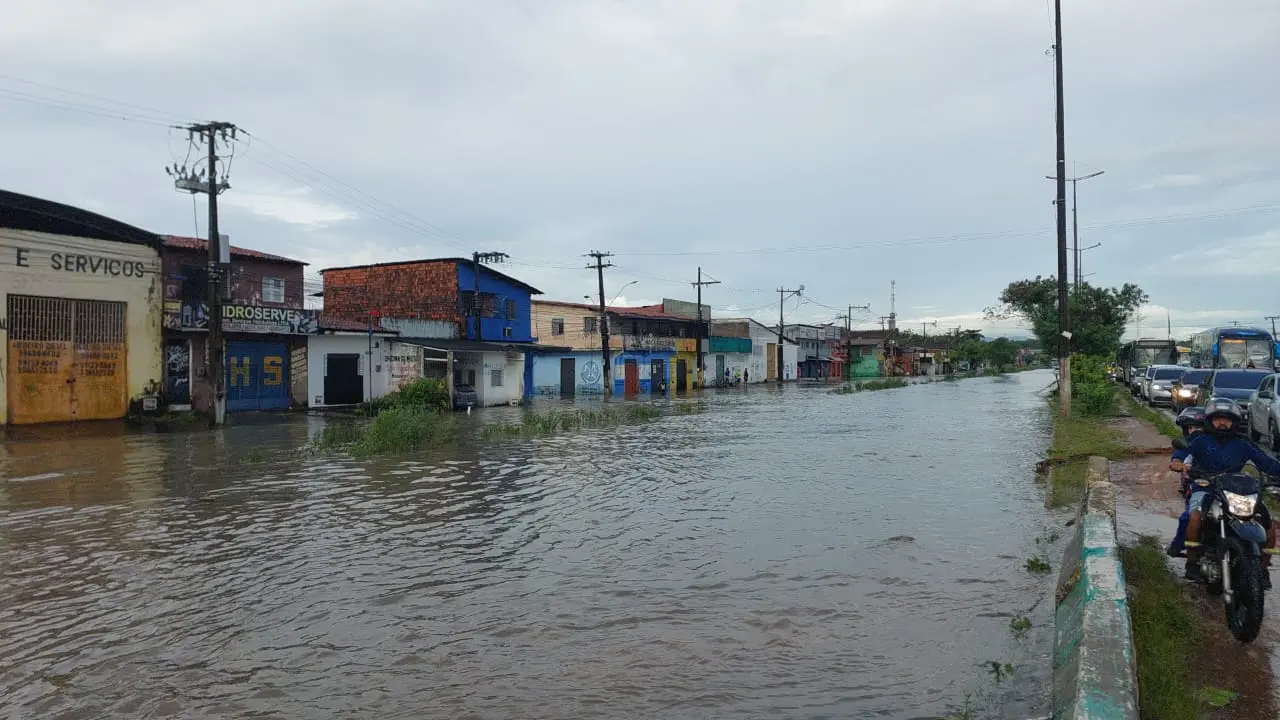 Imagem da notícia: Nível de rio sobe devido às chuvas, alaga BR-222 e provoca bloqueios em Caucaia; confira desvios