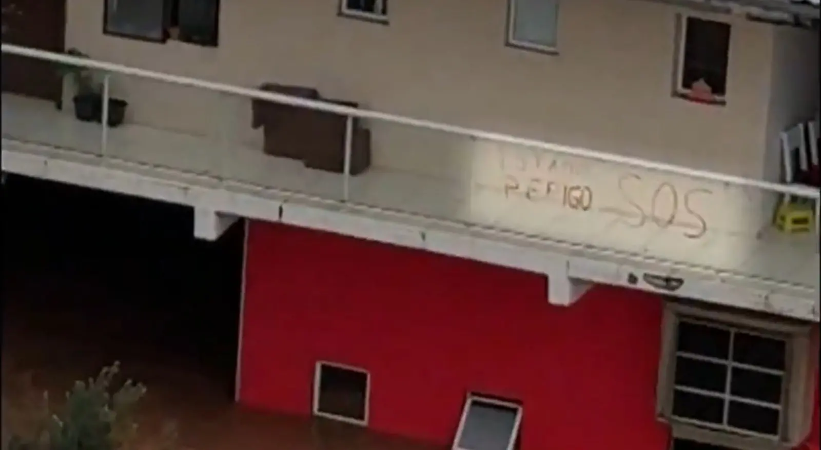 Imagem da notícia: Família ilhada em inundação escreve pedido de socorro com batom e é resgatada no Rio Grande do Sul