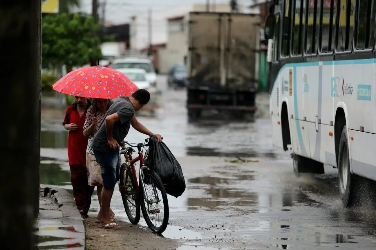 Imagem da notícia: Fortaleza, Caucaia e mais 80 cidades do CE estão sob aviso de chuvas intensas até esta terça (14)