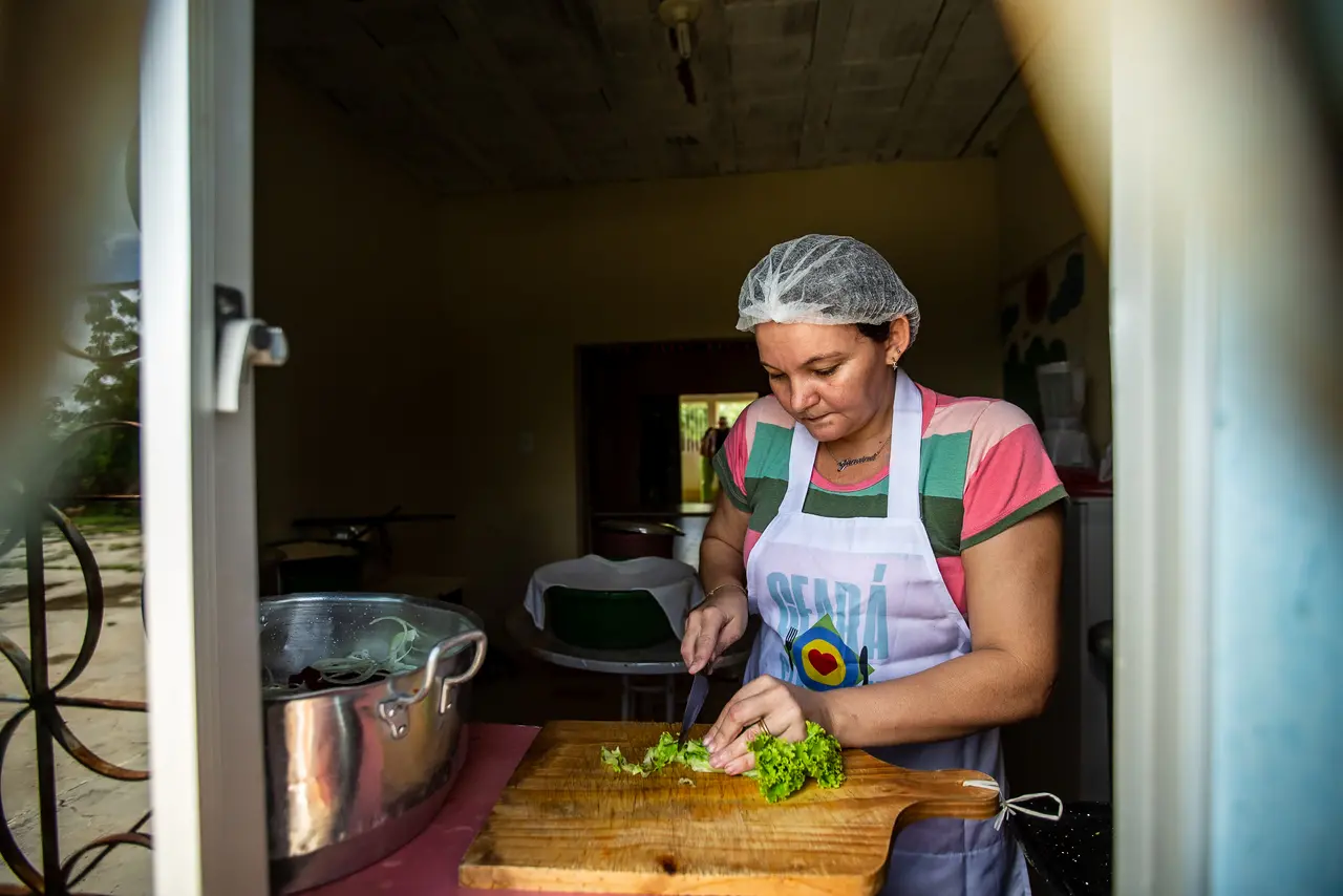 Imagem da notícia: Marmitas devolvem dignidade alimentar à população carente do CE: 'duas semanas comendo só feijão'