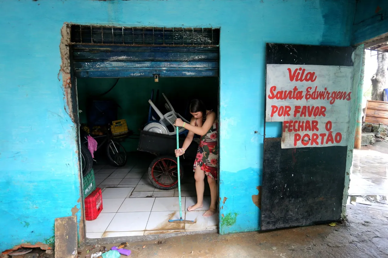Moradores usaram a manhã para limpar as casas e estimar prejuízos
