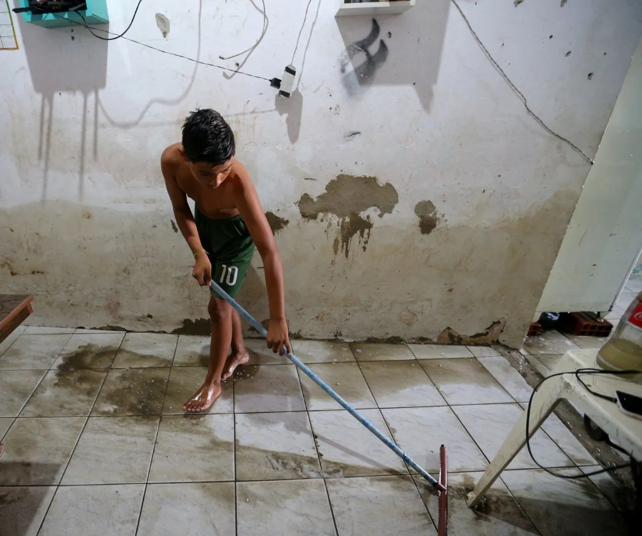 Moradores se juntaram para limpar as casas depois da chuva