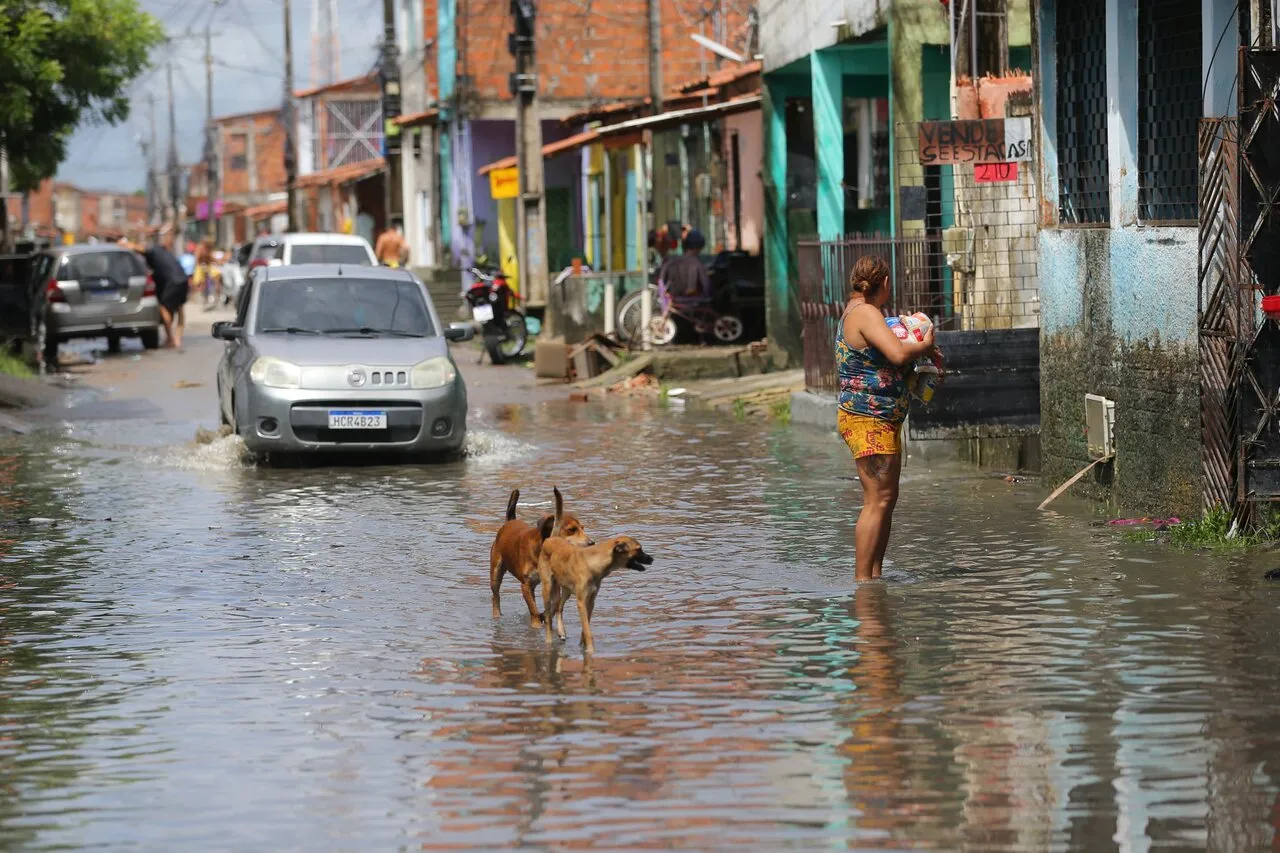 Situação nas ruas foi de caos após chuvas intensas