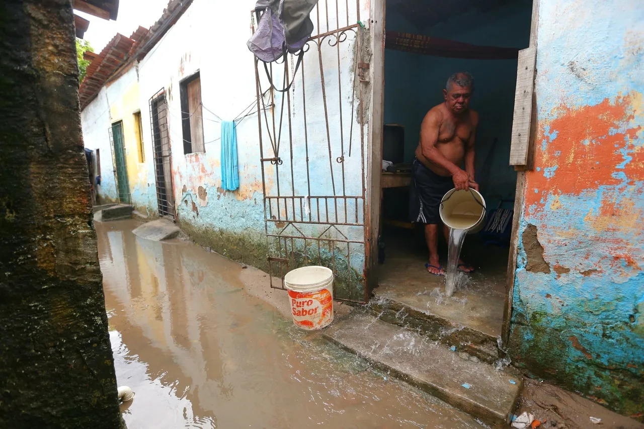 Moradores tiveram de tirar água com balde