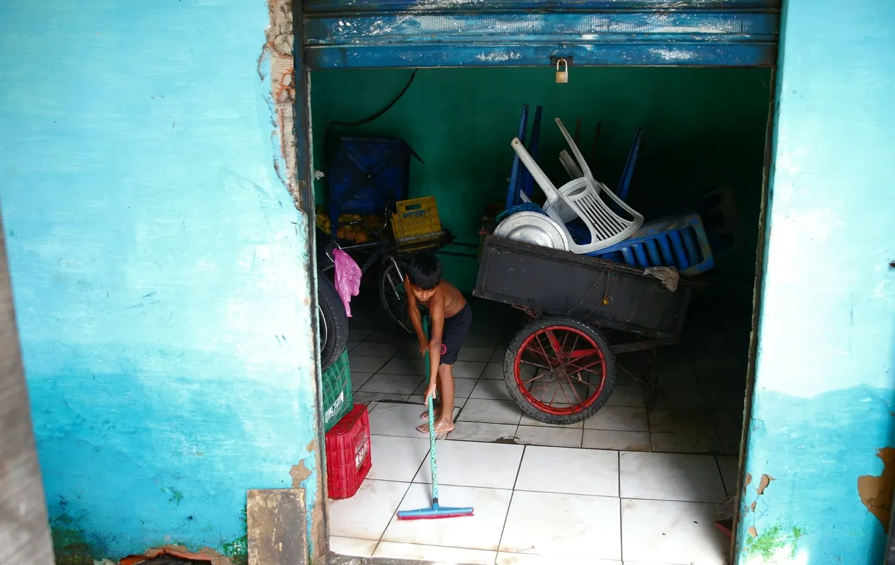 Até as crianças tiveram de ajudar na limpeza