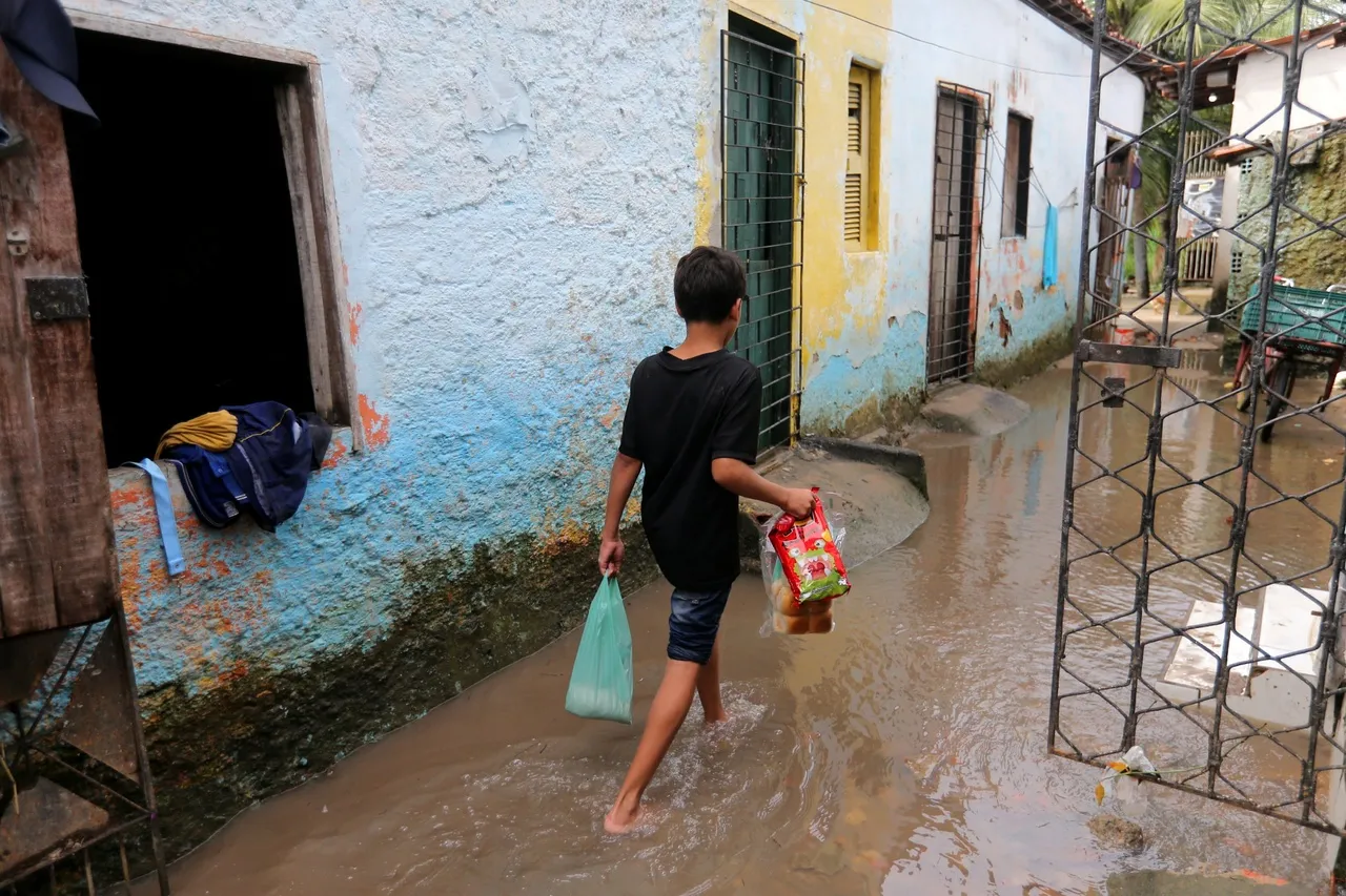 Crianças colocaram os pés na água suja