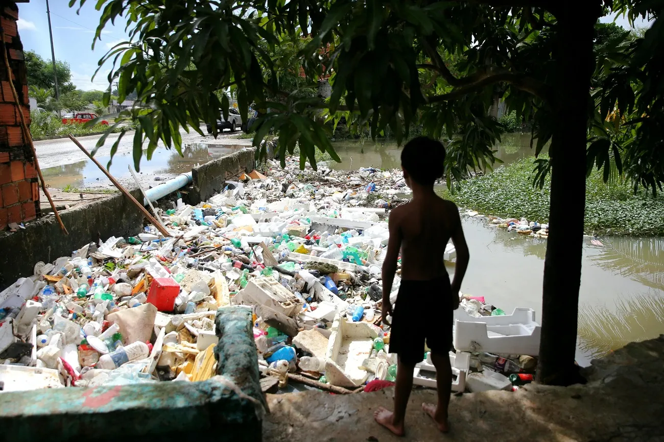 Descarte irregular de lixo é apontado como um dos fatores que contribuem para alagamentos, mas gestões precisam trabalhar educação ambiental e políticas de ocupação do solo