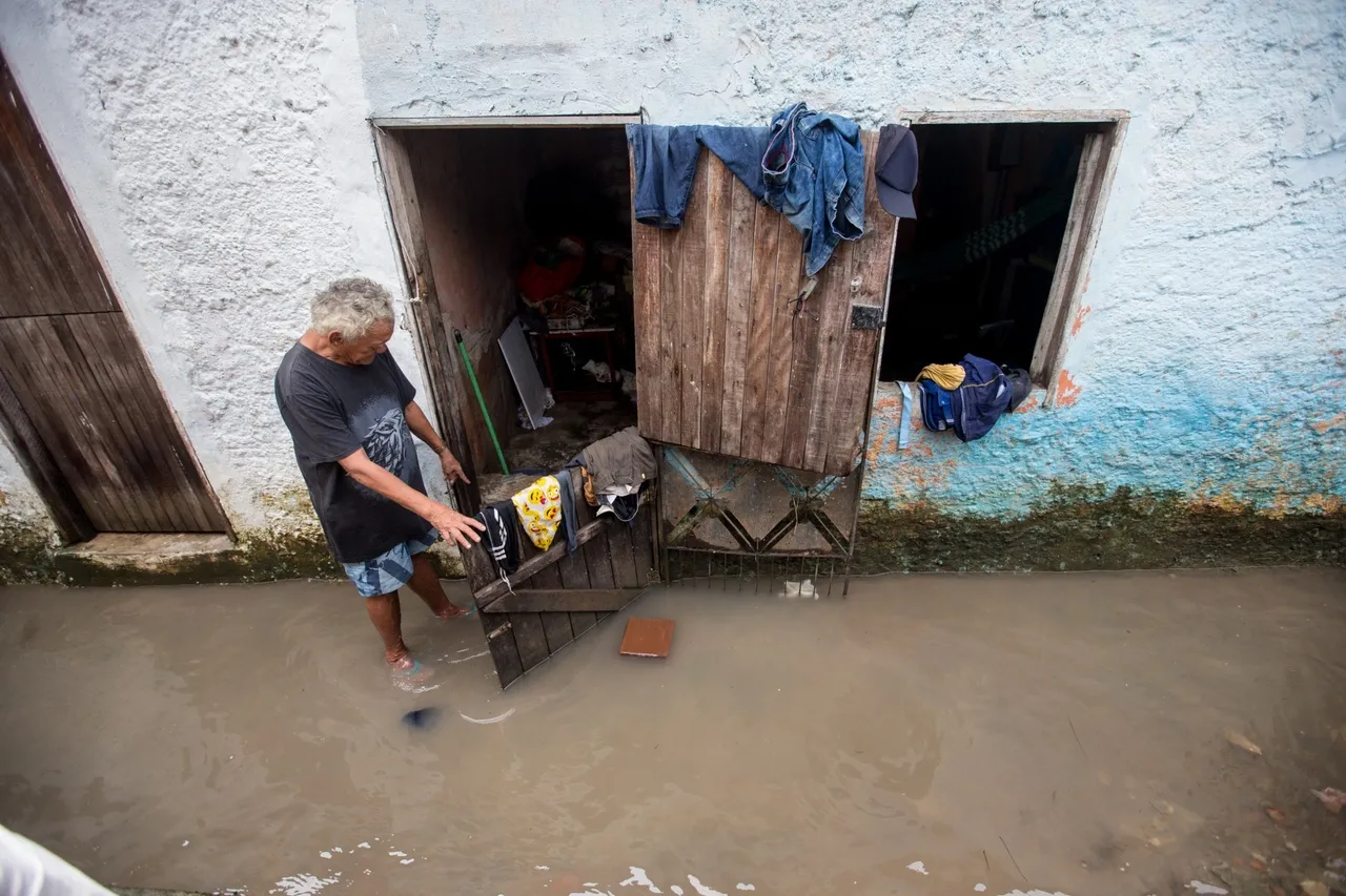 Ruas foram alagadas e casas invadidas pela enchente após chuva forte na madrugada desta segunda-feira (13), em Caucaia, e também em bairros de Fortaleza