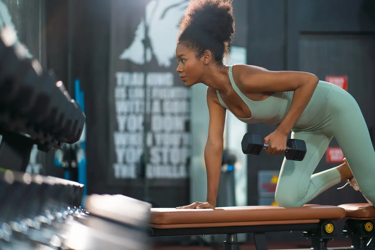 Mulher fazendo musculação. Pode fazer musculação menstruada? Veja como ciclo influencia prática de exercícios e dicas de treino
