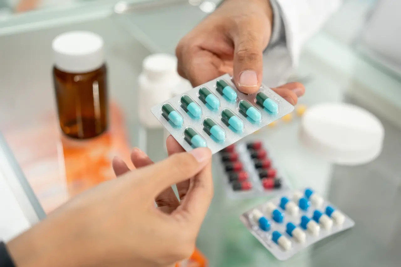 Imagem da notícia: Anvisa altera regras de prescrição e venda de zolpidem; veja o que muda