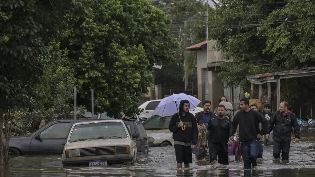 Imagem da notícia: Correios suspendem coleta de roupas para o Rio Grande do Sul; veja lista de prioridade de doações
