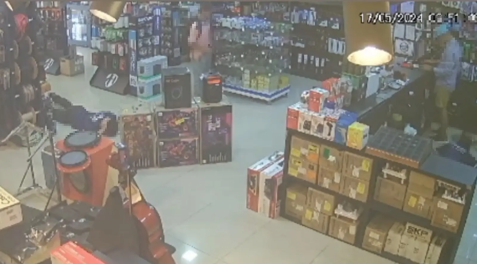 Imagem da notícia: Loja de eletrônicos é assaltada e funcionários e cliente são feitos de reféns por criminosos; vídeo