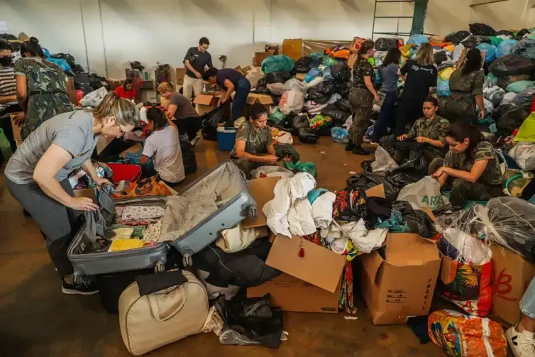 foto de voluntários de doações de roupas