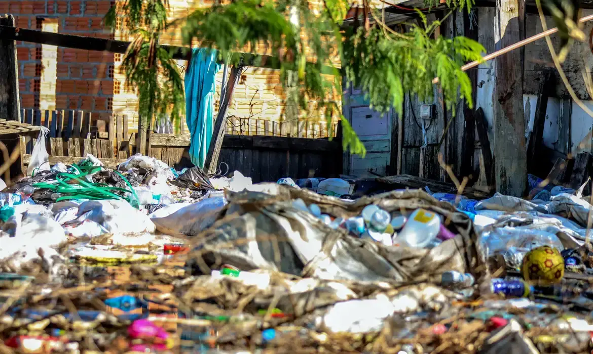 Imagem da notícia Nível do rio Guaíba baixa e revela destruição e prejuízo no RS; veja fotos