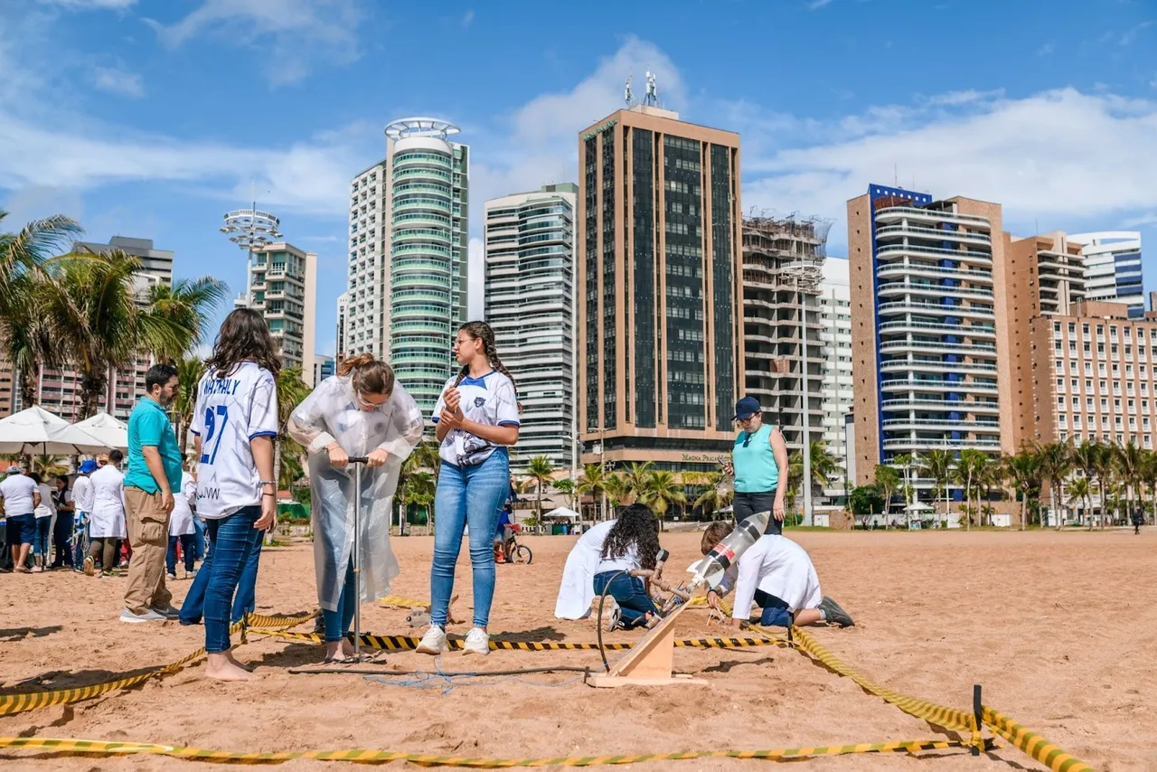 Legenda: Equipe vice campeã de Monsenhor Tabosa-CE do Ens. Fundamental se preparando para lançar foguete no Aterro da Praia de Iracema durante a MOCEFOG
