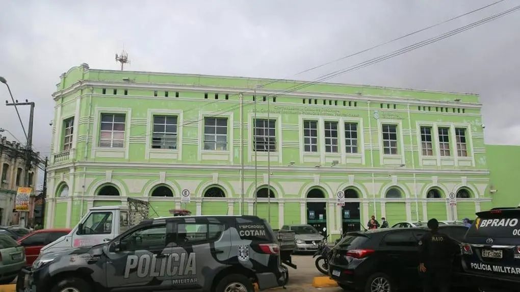 Imagem da notícia: Policial civil é investigado pela CGD por torturar adolescente que chutou o portão da casa dele no CE