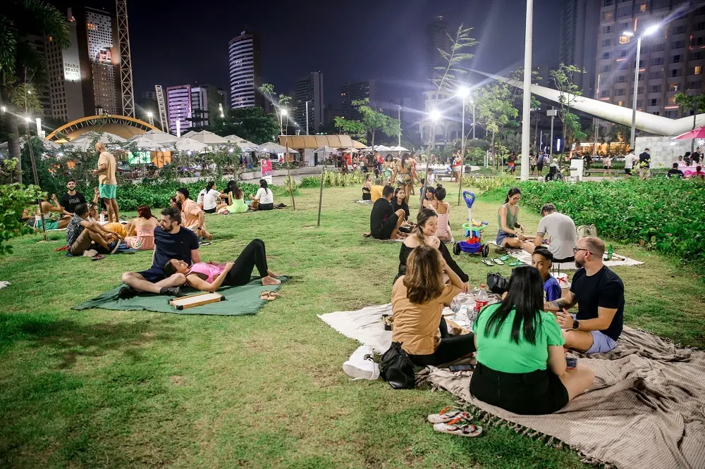 Imagem da notícia: Piquenique na Beira-Mar com vinho, pizza e alfajor é experiência agradável e imperdível em Fortaleza