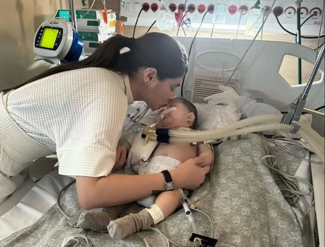 Imagem da notícia: Ingra Soares compartilha foto de filho com Zé Vaqueiro na UTI: 'eu te amo'