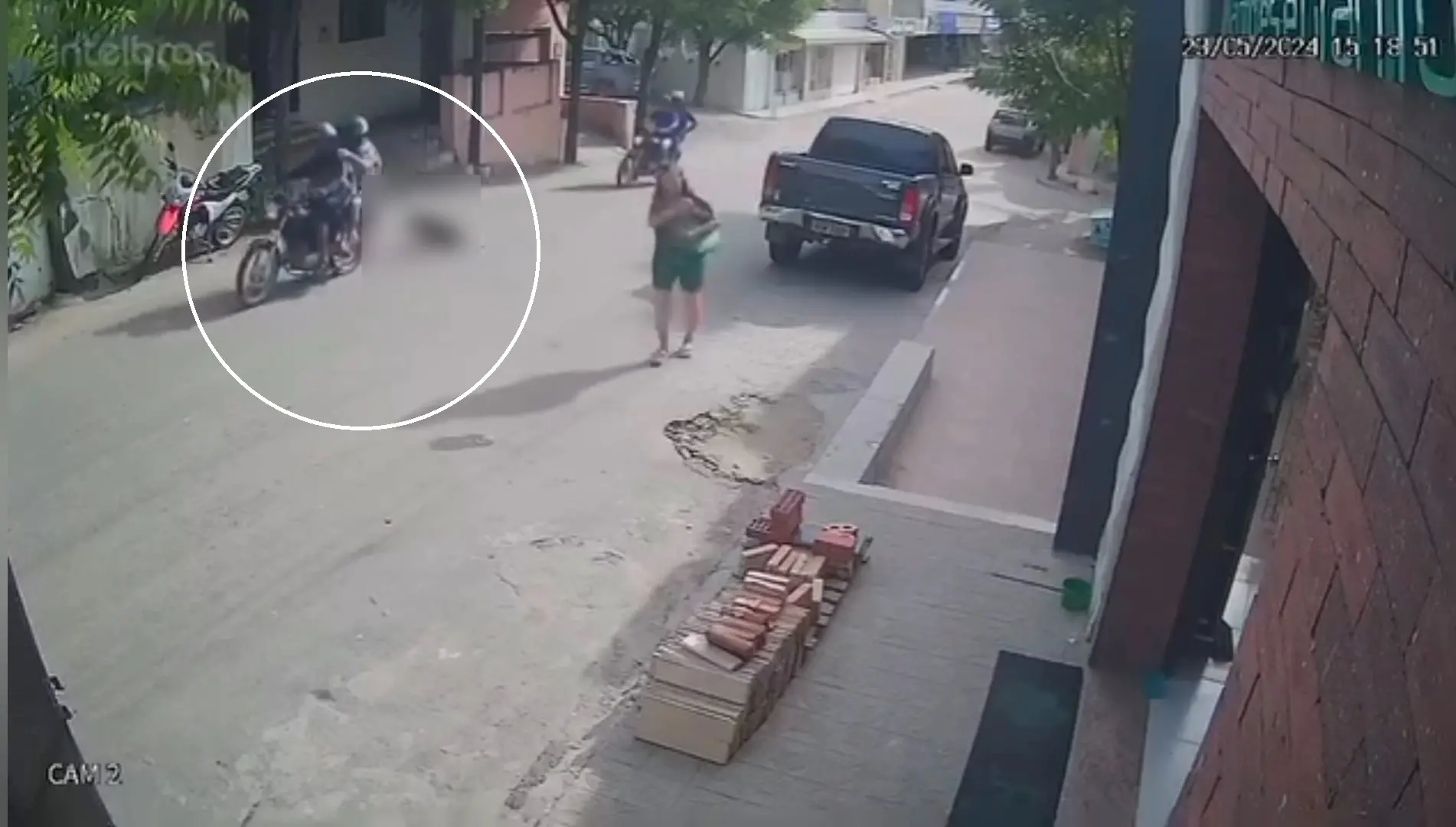 Imagem da notícia: Cachorro é arrastado por passageiro de moto em Canindé, no Interior do Ceará; veja vídeo 